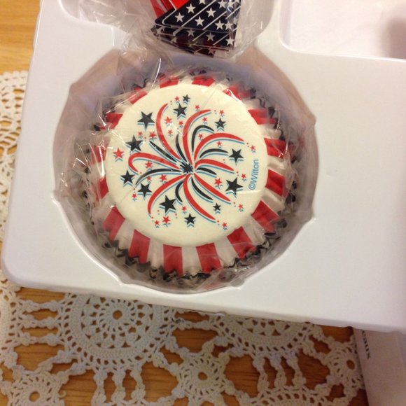 Wilton Cupcake Decorating USA Picks and Baking Cups - Picture 3 of 7